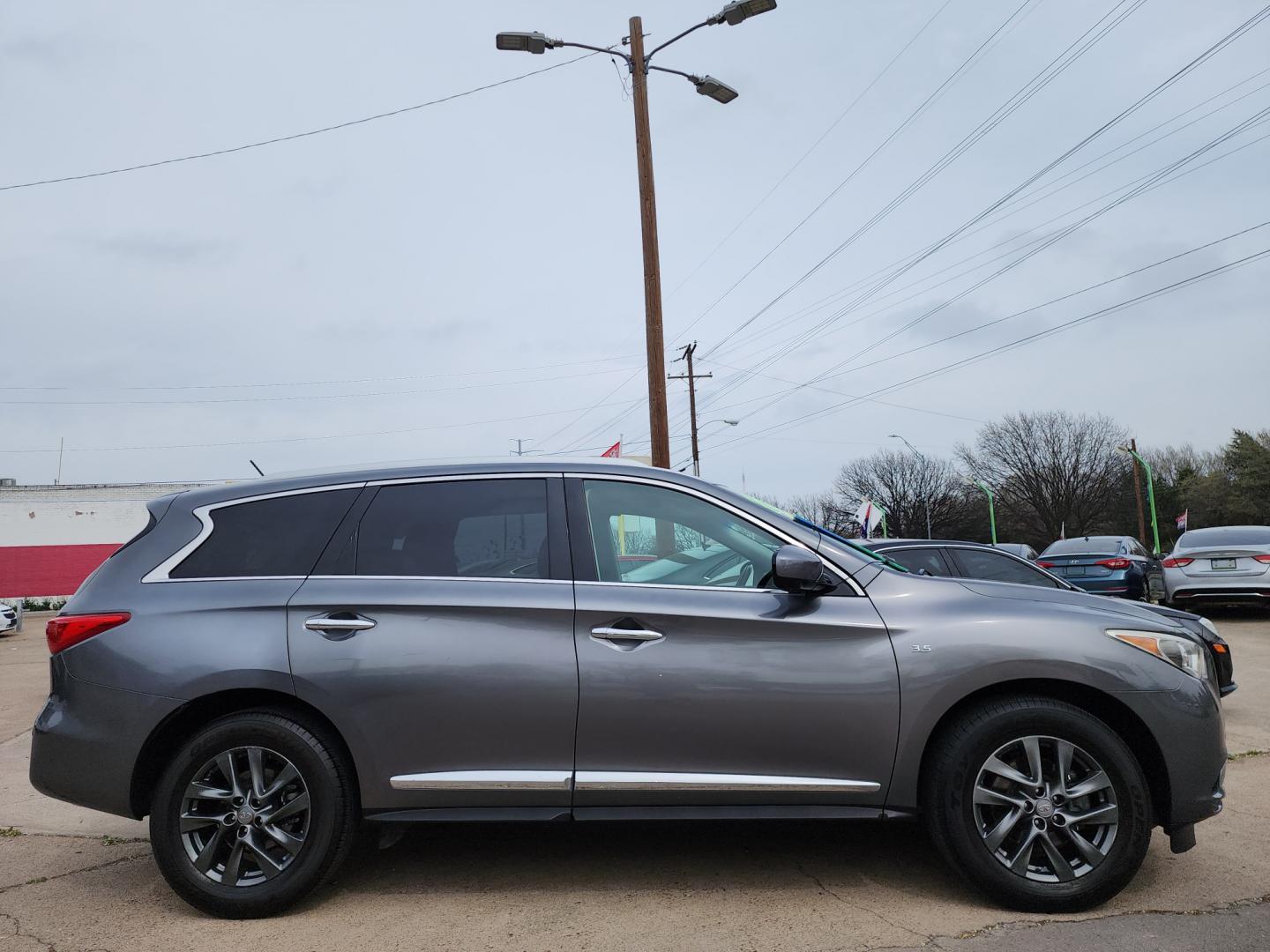 2015 SILVER Infiniti QX60 (5N1AL0MN1FC) with an 3.5L V6 DOHC 24V engine, Continuously Variable Transmission transmission, located at 2660 S.Garland Avenue, Garland, TX, 75041, (469) 298-3118, 32.885551, -96.655602 - Photo#2